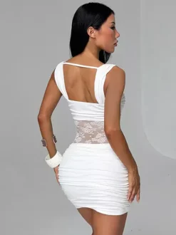 Robe de soirée blanche moulante mini en dentelle froncée et résille bretelles spaghetti décolleté plongeant robe de club