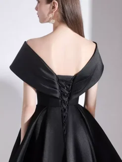 Robe de soirée courte hors de l'épaule laçage sur dos au genou