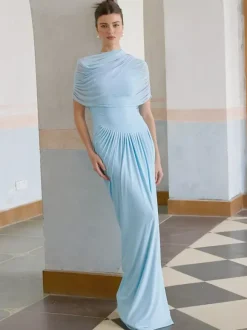 Robe de soirée fourreau à encolure travaillée et plissée idéale pour les fêtes.