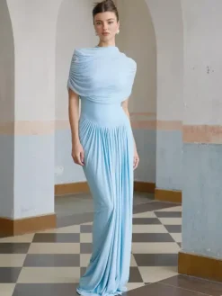 Robe de soirée fourreau à encolure travaillée et plissée idéale pour les fêtes.