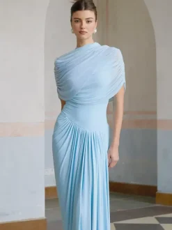 Robe de soirée fourreau à encolure travaillée et plissée idéale pour les fêtes.