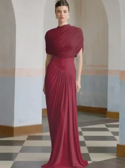 Robe de soirée fourreau à encolure travaillée et plissée idéale pour les fêtes.