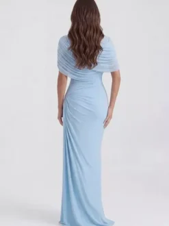Robe de soirée fourreau à encolure travaillée et plissée idéale pour les fêtes.