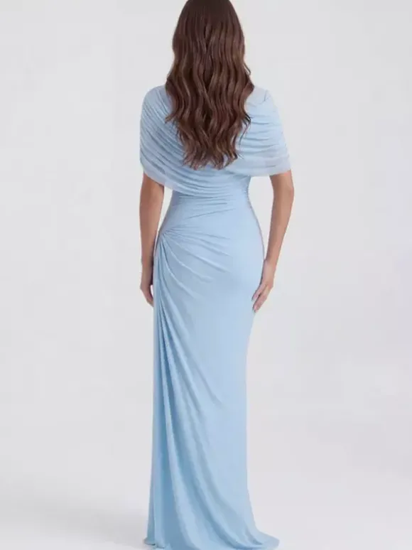 Robe de soirée fourreau à encolure travaillée et plissée idéale pour les fêtes.