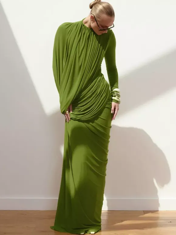 Robe de soirée fourreau plissée à encolure travaillée longueur au sol idéale pour les fêtes.