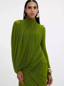 Robe de soirée fourreau plissée à encolure travaillée longueur au sol idéale pour les fêtes.