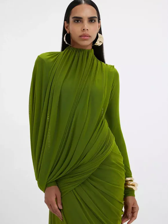 Robe de soirée fourreau plissée à encolure travaillée longueur au sol idéale pour les fêtes.