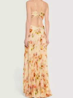 Robe de soirée longue à bretelles spaghetti et dos nu imprimé floral style bohème idéale pour l'été et la plage.