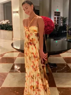 Robe de soirée longue à bretelles spaghetti et dos nu imprimé floral style bohème idéale pour l'été et la plage.