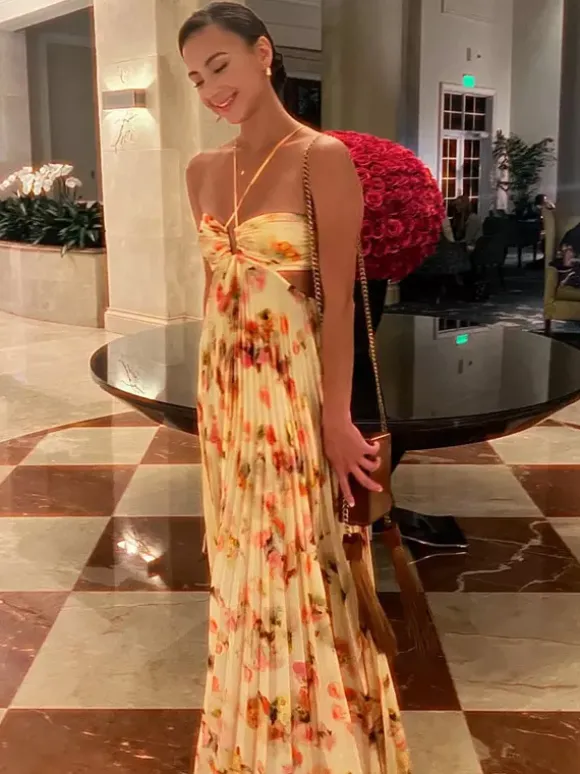Robe de soirée longue à bretelles spaghetti et dos nu imprimé floral style bohème idéale pour l'été et la plage.