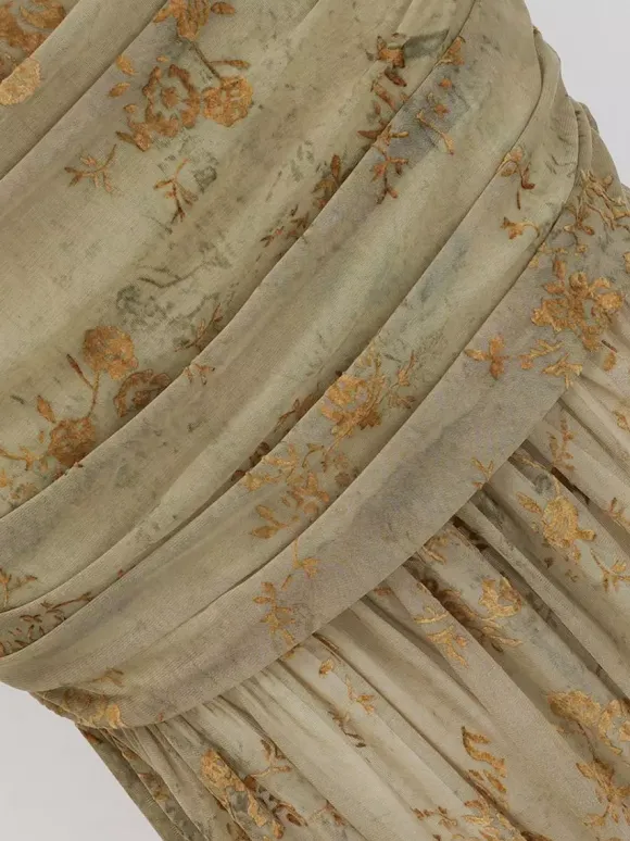 Robe de soirée longue abricot clair col montant plissée manches courtes imprimée