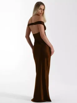 Robe de soirée longue beige à col en V épaules dénudées et dos nu élégante et semi-formelle idéale pour l'été.