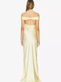 Robe de soirée longue beige à col en V épaules dénudées et dos nu élégante et semi-formelle idéale pour l'été.