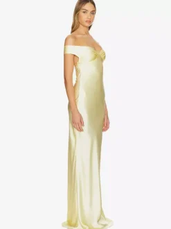 Robe de soirée longue beige à col en V épaules dénudées et dos nu élégante et semi-formelle idéale pour l'été.