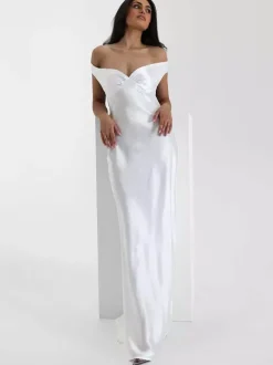 Robe de soirée longue beige à col en V épaules dénudées et dos nu élégante et semi-formelle idéale pour l'été.