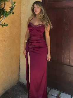 Robe de soirée longue bordeaux à bretelles spaghetti et décolleté en dentelle fente haute robe sexy semi-formelle