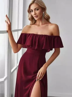 Robe de soirée longue bordeaux à épaules dénudées sans manches cintrée élégante et semi-formelle