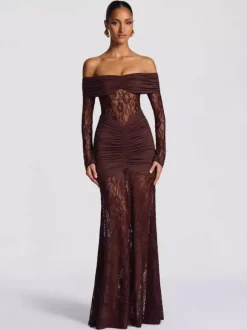 Robe de soirée longue bordeaux à épaules dénudées en dentelle manches longues style semi-formel sexy