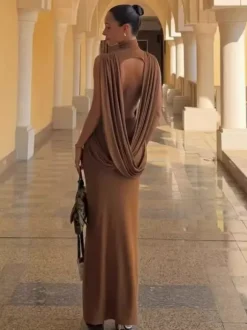 Robe de soirée longue bronze à col montant sans manches coupe moulante et sexy semi-formelle