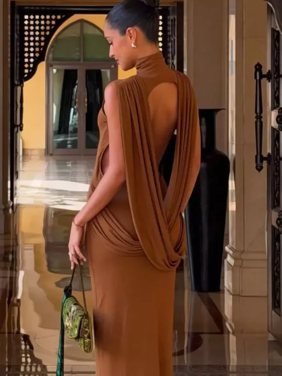 Robe de soirée longue bronze à col montant sans manches coupe moulante et sexy semi-formelle