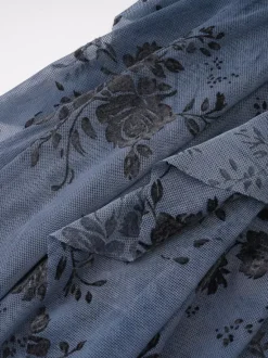Robe de soirée longue marron foncé à col montant et manches longues évasées imprimé floral.
