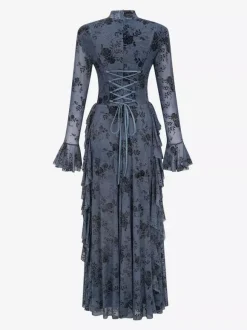 Robe de soirée longue marron foncé à col montant et manches longues évasées imprimé floral.