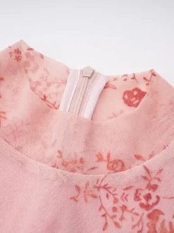 Robe de soirée longue marron foncé à col montant et manches longues évasées imprimé floral.