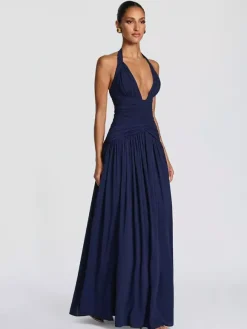 Robe de soirée longue maxi élégante pour femme dos nu froncée et fendue.