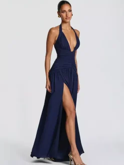 Robe de soirée longue maxi élégante pour femme dos nu froncée et fendue.