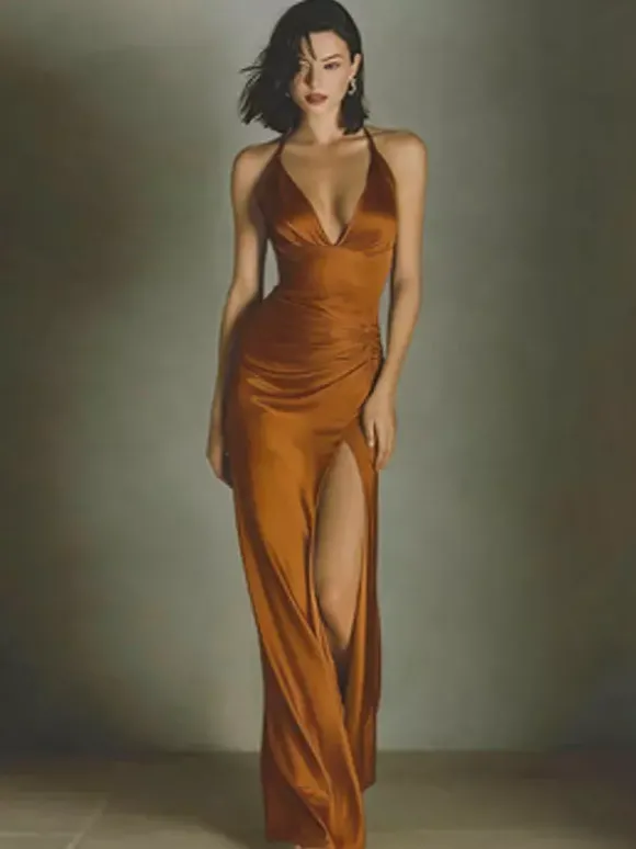 Robe de soirée longue rouge foncé à col halter et lacets sans manches dos nu chic et semi-formelle