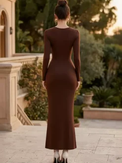 Robe de soirée maxi à découpes et fronces latérales avec détails métalliques dorés pour femmes 2026