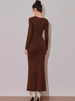 Robe de soirée maxi à découpes et fronces latérales avec détails métalliques dorés pour femmes 2026