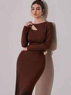 Robe de soirée maxi à découpes et fronces latérales avec détails métalliques dorés pour femmes 2026