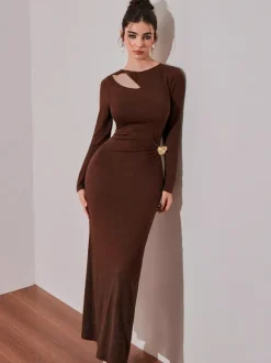 Robe de soirée maxi à découpes et fronces latérales avec détails métalliques dorés pour femmes 2026