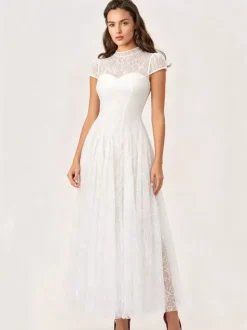Robe de soirée maxi blanche à col montant et manches courtes évasées style rétro semi-formel