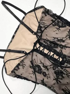 Robe de soirée maxi en dentelle à fines bretelles et décolleté transparent robe moulante noire à fleurs sexy et transparente.