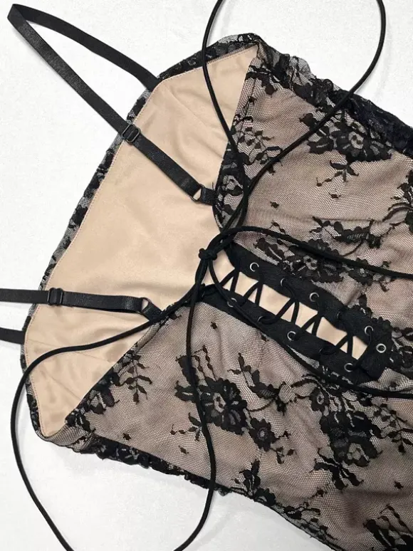 Robe de soirée maxi en dentelle à fines bretelles et décolleté transparent robe moulante noire à fleurs sexy et transparente.