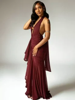 Robe de soirée maxi moulante à col en V profond et froncée dos nu collection 2026