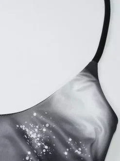 Robe de soirée maxi noire dos nu à lacets sculptante sexy et semi-formelle idéale pour l'été.