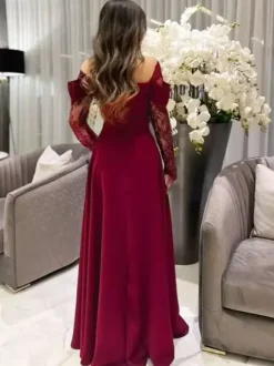 Robe de soirée maxi trapèze fendue manches longues et épaules dénudées en dentelle cils et dentelle cils