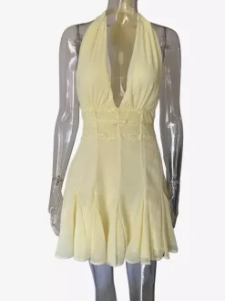 Robe de soirée mini en mousseline plissée dos nu décolleté plongeant en V et dentelle collection femme 2026