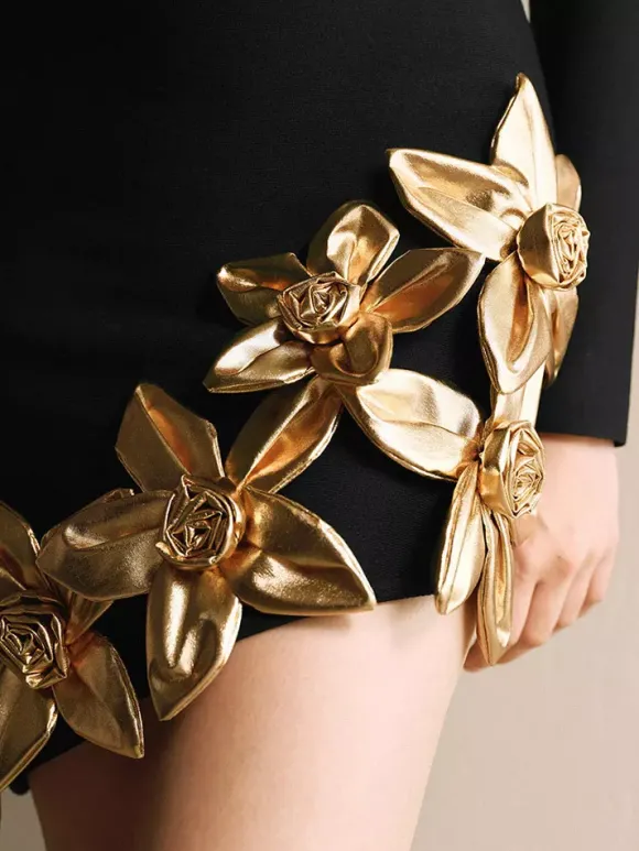 Robe de soirée mini noire à col rond et manches longues ornée de fleurs style semi-formel et sexy