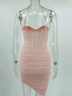 Robe de soirée mini rose à bretelles décolleté sans manches coupe flatteuse et sexy semi-formelle