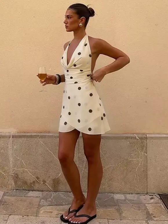 Robe de soirée moulante crème à pois marron dos nu mini col bénitier bretelles fines dos nu bretelles croisées.