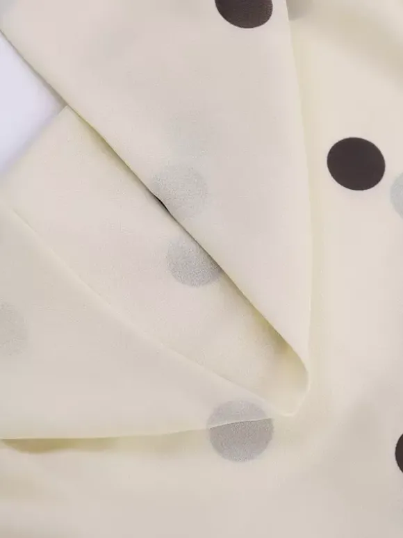 Robe de soirée moulante crème à pois marron dos nu mini col bénitier bretelles fines dos nu bretelles croisées.