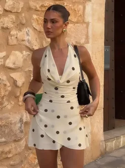Robe de soirée moulante crème à pois marron dos nu mini col bénitier bretelles fines dos nu bretelles croisées.
