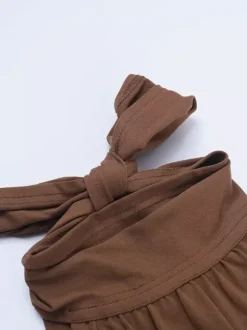 Robe de soirée moulante marron à dos nu et coupe sirène ornée d'une ceinture découpée et froncée.