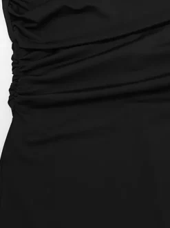 Robe de soirée moulante midi à épaules dénudées ornée de dentelle et froncée avec fente.