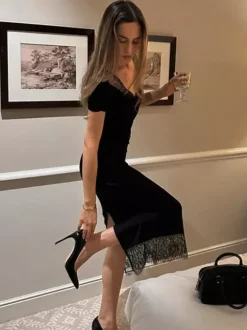 Robe de soirée moulante midi à épaules dénudées ornée de dentelle et froncée avec fente.