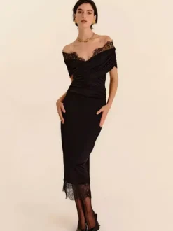 Robe de soirée moulante midi à épaules dénudées ornée de dentelle et froncée avec fente.